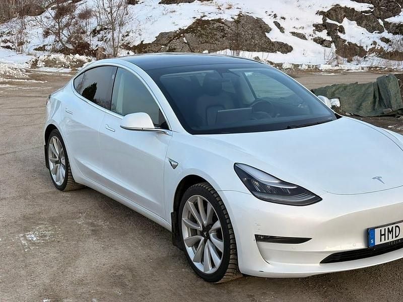 Begagnad Tesla Model 3 Long Range AWD 323 kW (440 HK) 2020 Pearl white Sedan