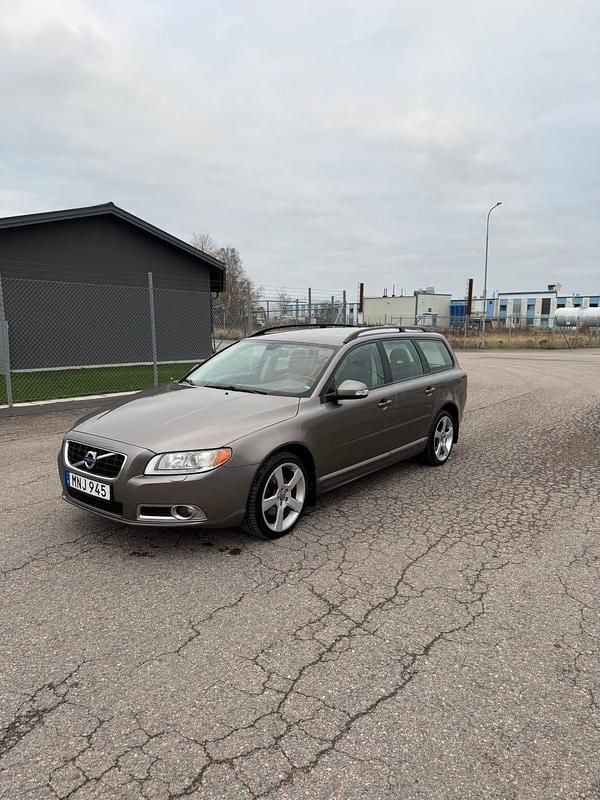 Begagnad 2009 Volvo V70 Kombi | 40 000 kr (Dyr) - Bild 1/4