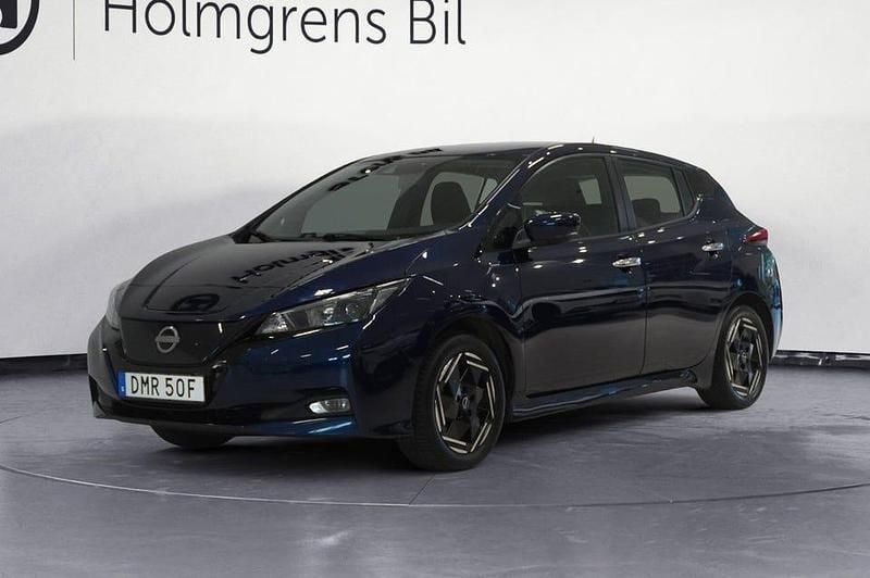 Mörkblå Begagnad 2023 Nissan Leaf Acenta Halvkombi | 179 800 kr (Marknadspris) - Bild 1/4