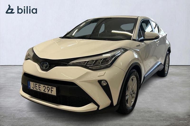 Vit Begagnad 2021 Toyota C-HR Active SUV | 239 900 kr (Marknadspris) - Bild 1/4