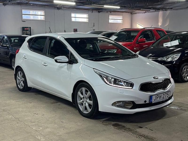 Begagnad Kia Ceed Comfort 110 HK (80 kW) 2014 Vit Halvkombi