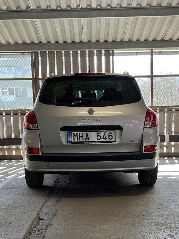 Silver Begagnad 2012 Renault Clio GrandTour Kombi | 46 500 kr (Bra pris) - Bild 1/4