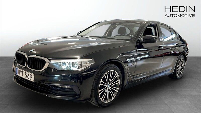 Svart (black) Begagnad 2019 BMW 530e iPerformance Sedan | 235 900 kr (Superpris) - Bild 1/4