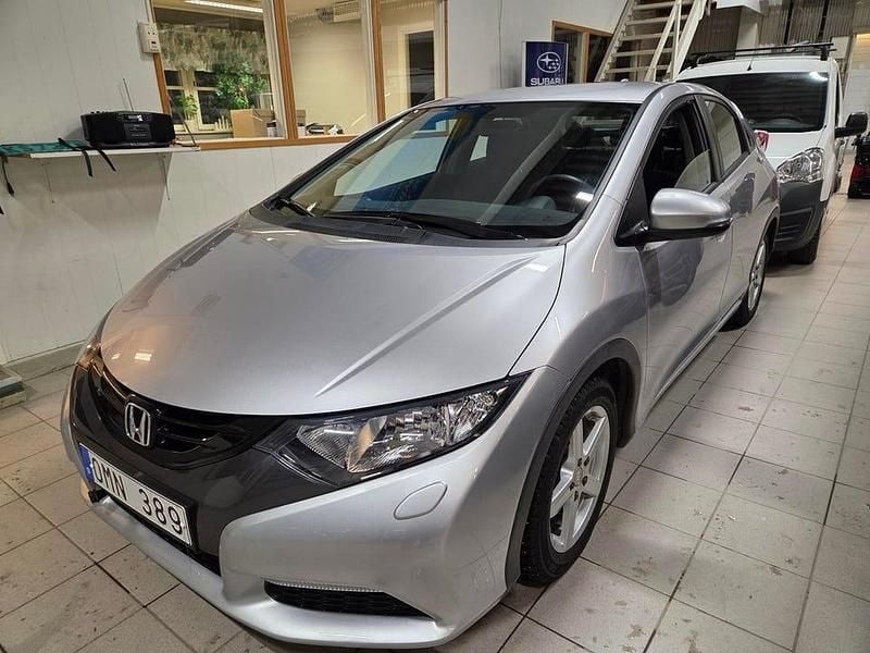 Silver Begagnad 2012 Honda Civic Halvkombi | 129 000 kr (Marknadspris) - Bild 1/2