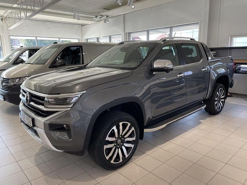 Mörkgrå (dark grey metallic) Ny 2025 VW Amarok Aventura Pickup | 858 000 kr (Lite dyr) - Bild 1/4