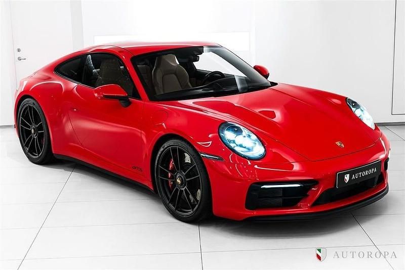 Röd Begagnad 2022 Porsche 911 Carrera 4 GTS Sportkupé | 1 645 000 kr (Marknadspris) - Bild 1/4