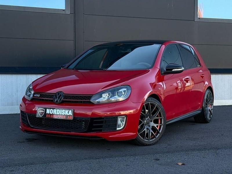 Röd Begagnad 2011 VW Golf VII Edition Halvkombi | 125 800 kr (Marknadspris) - Bild 1/4