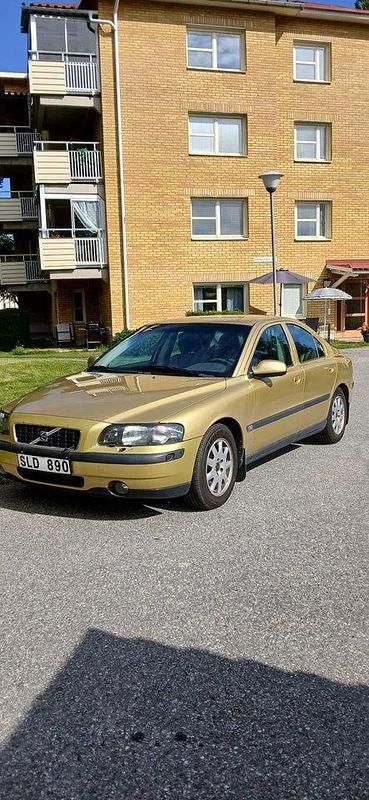 Gul Begagnad 2001 Volvo S60 Business Edition Sedan | 26 500 kr (Marknadspris) - Bild 1/4