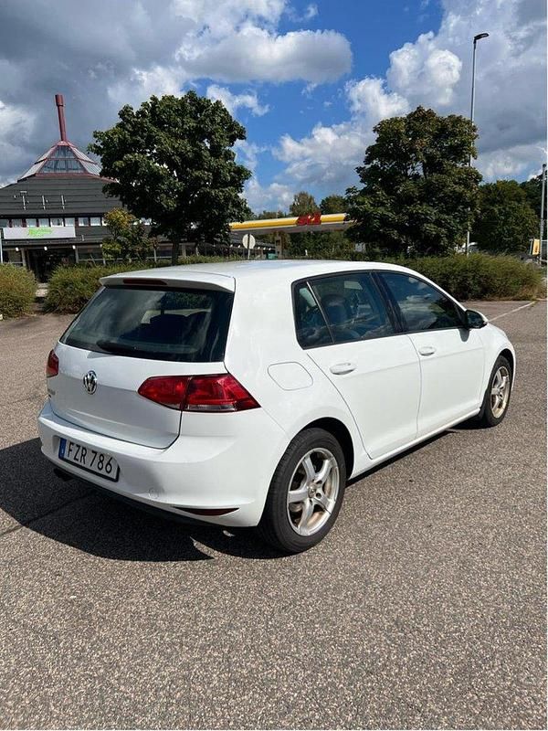 Vit Begagnad 2015 VW Golf VII Halvkombi | 74 900 kr (Superpris) - Bild 1/4
