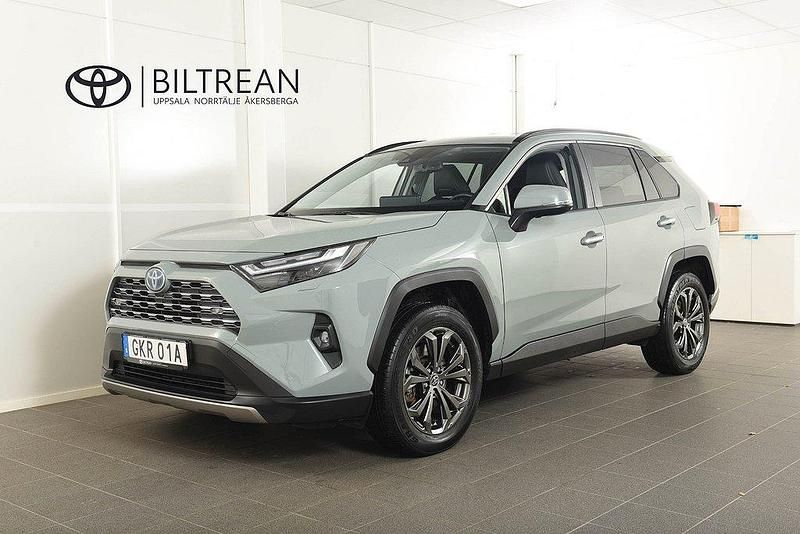 Grön Begagnad 2023 Toyota RAV4 Hybrid Executive SUV | 419 900 kr (Marknadspris) - Bild 1/4