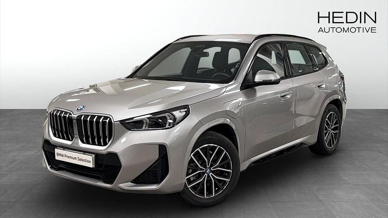 Grå Begagnad 2025 BMW X1 Comfort Edition SUV | 538 700 kr - Bild 1/4