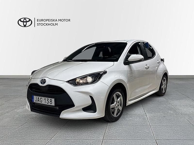 Vit Begagnad 2023 Toyota Yaris Hybrid Active Halvkombi | 224 900 kr (Marknadspris) - Bild 1/4