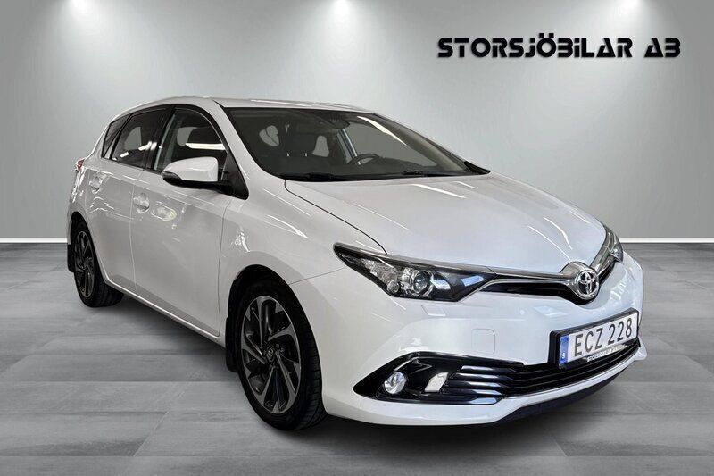 Vit Begagnad 2016 Toyota Auris Multidrive S Halvkombi | 169 000 kr (Lite dyr) - Bild 1/2
