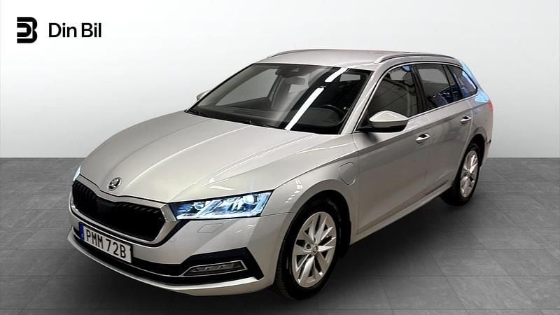 Silver Begagnad 2024 Skoda Octavia Style Kombi | 314 900 kr (Marknadspris) - Bild 1/4