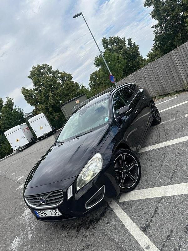 Svart Begagnad 2011 Volvo V60 Momentum Kombi | 73 000 kr (Marknadspris) - Bild 1/4