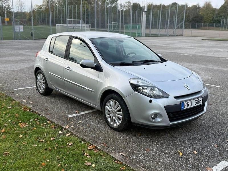 Begagnad 2010 Renault Clio II Halvkombi | 32 000 kr (Marknadspris) - Bild 1/4