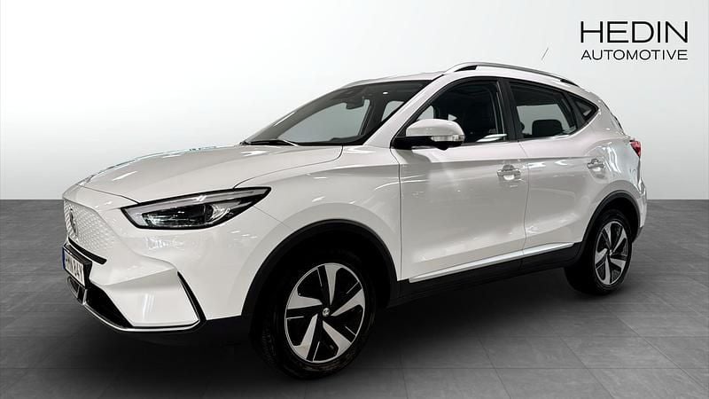 Vit (white) Begagnad 2023 MG ZS Luxury Sedan | 264 900 kr (Marknadspris) - Bild 1/4