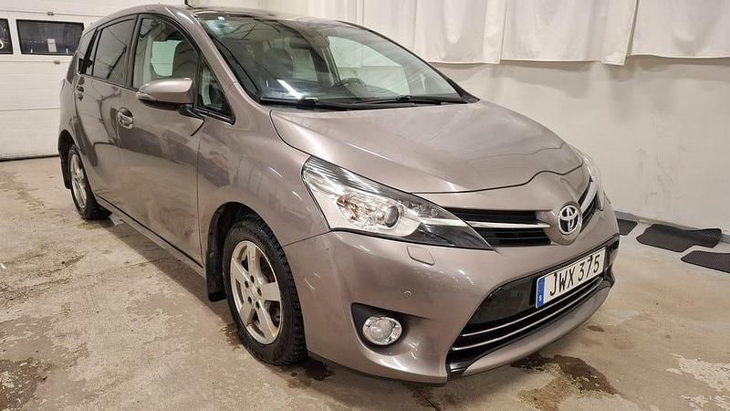 Brun Begagnad 2014 Toyota Verso Multidrive S Minibuss | 99 000 kr (Bra pris) - Bild 1/4