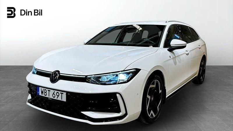 Vit Begagnad 2024 VW Passat R-line Kombi | 479 900 kr - Bild 1/4