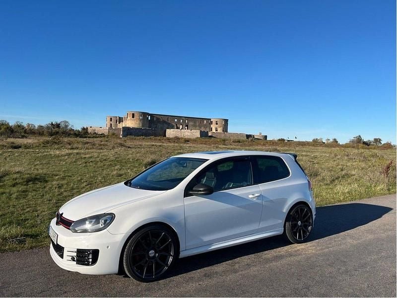 Vit Begagnad 2010 VW Golf VI GTI Halvkombi | 90 000 kr (Marknadspris) - Bild 1/4