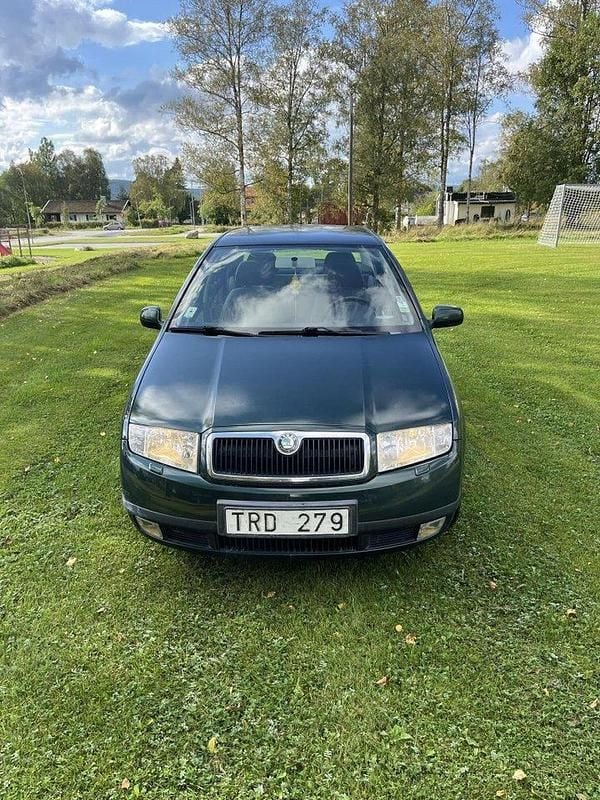 Grön Begagnad 2002 Skoda Fabia Sedan | 25 500 kr (Marknadspris) - Bild 1/4