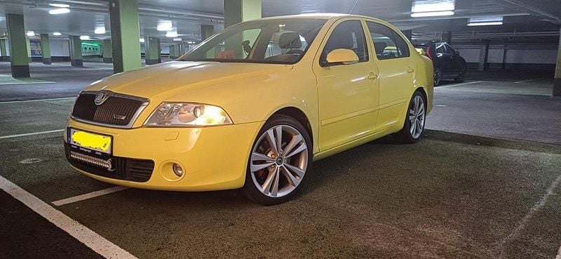 Gul Begagnad 2008 Skoda Octavia RS Halvkombi | 60 000 kr (Dyr) - Bild 1/4