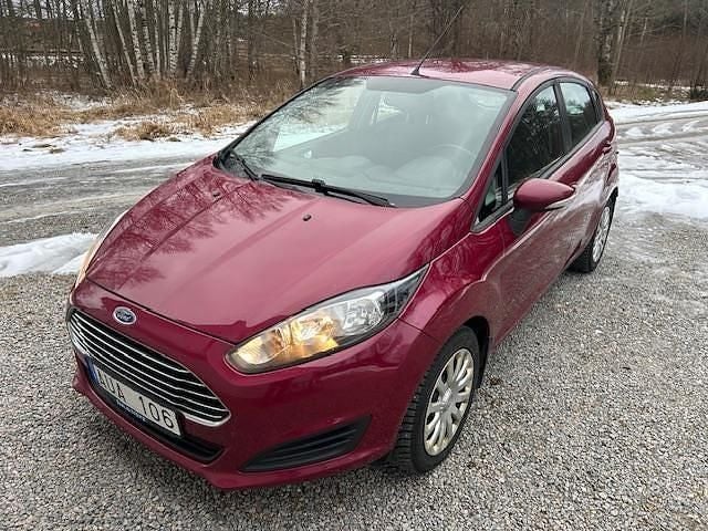 Begagnad Ford Fiesta 80 HK (58 kW) 2013 Metallic Halvkombi