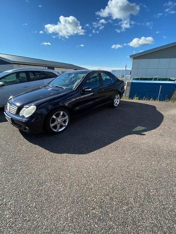 Svart Begagnad 2005 Mercedes C200 Classic Sedan | 40 000 kr (Marknadspris) - Bild 1/3