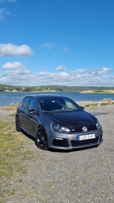 Grå Begagnad 2011 VW Golf VI R Halvkombi | 155 000 kr - Bild 1/1