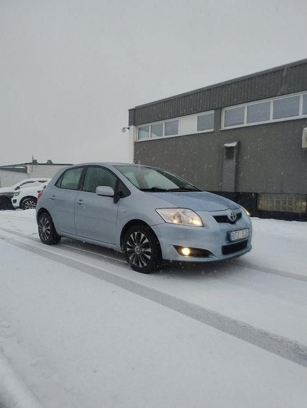 Ljusblå Begagnad 2008 Toyota Auris Halvkombi | 32 900 kr (Marknadspris) - Bild 1/4