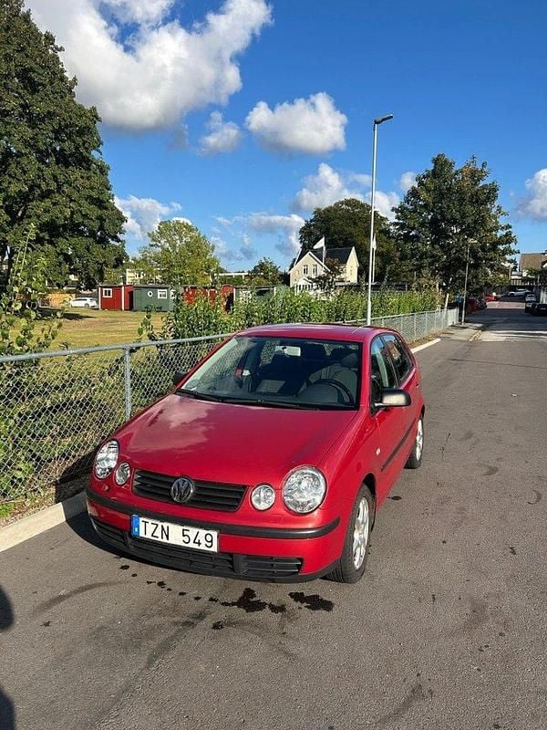 Röd Begagnad 2003 VW Polo Basis Halvkombi | 22 000 kr (Marknadspris) - Bild 1/4