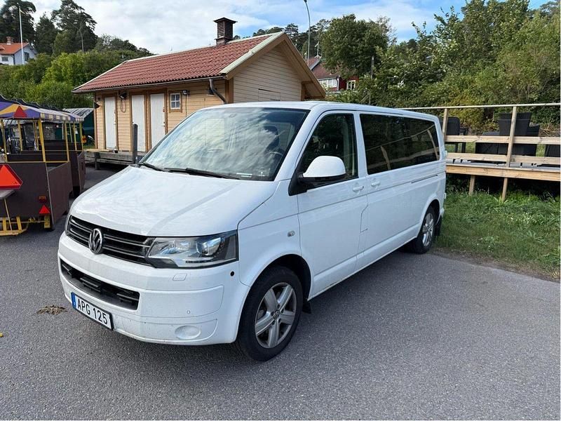Vit Begagnad 2015 VW Caravelle Comfortline Minibuss | 160 000 kr (Lite dyr) - Bild 1/4