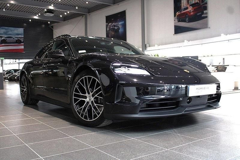 Svart Ny 2024 Porsche Taycan Sport Turismo Sedan | 1 095 000 kr (Lite dyr) - Bild 1/4