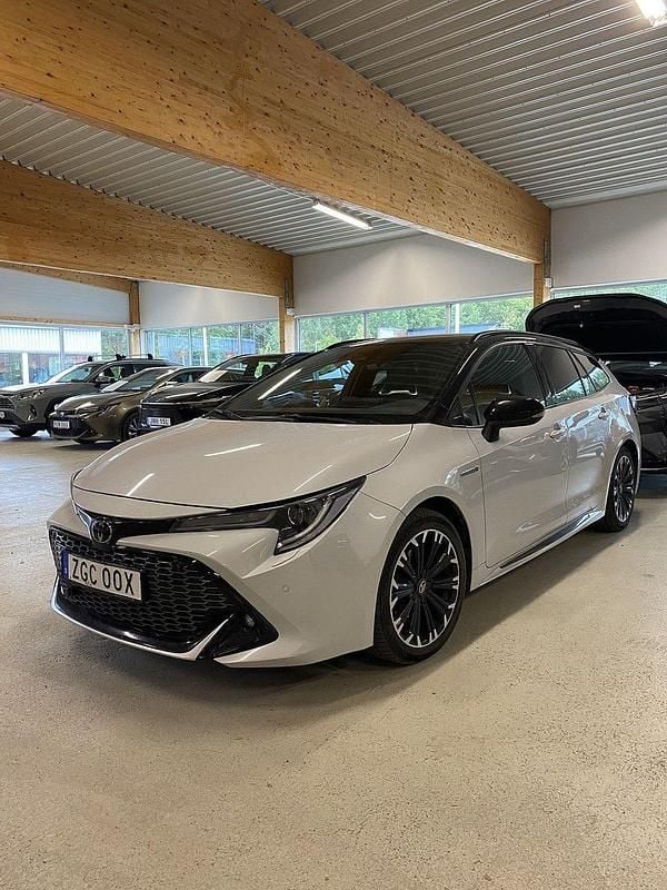 Grå Begagnad 2020 Toyota Corolla Sport Kombi | 239 000 kr (Marknadspris) - Bild 1/4