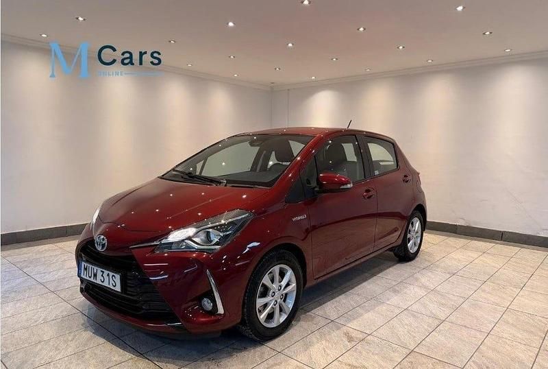 Begagnad Toyota Yaris Hybrid Active 101 HK (74 kW) 2019 Röd Halvkombi