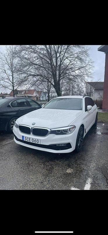 Vit Begagnad 2018 BMW 520 Sport Line Kombi | 216 800 kr (Bra pris) - Bild 1/4