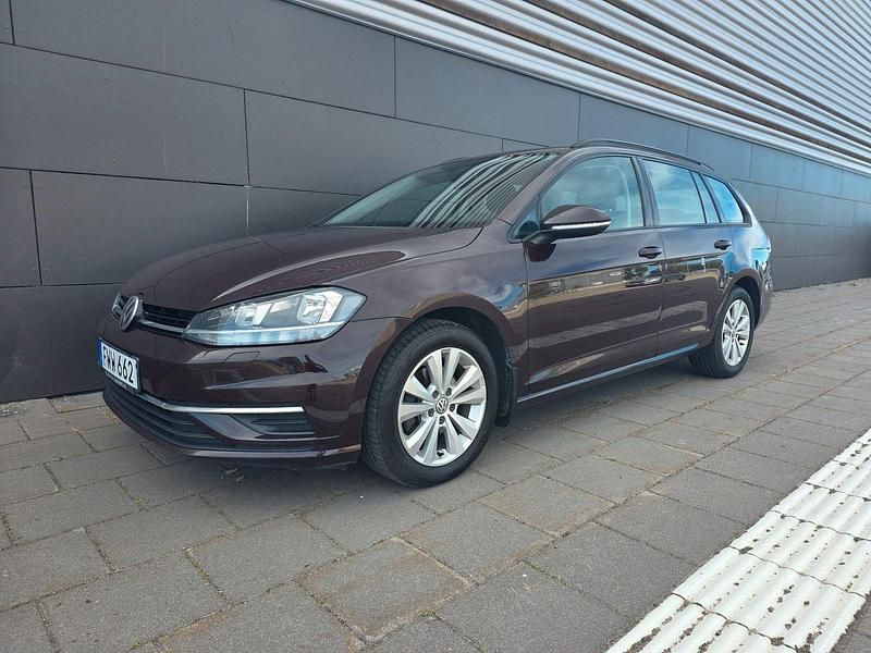 Svart Begagnad 2018 VW Golf VII Kombi | 89 900 kr (Superpris) - Bild 1/4