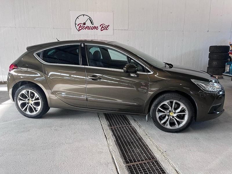 Brun Begagnad 2012 Citroën DS4 Halvkombi | 94 900 kr - Bild 1/4