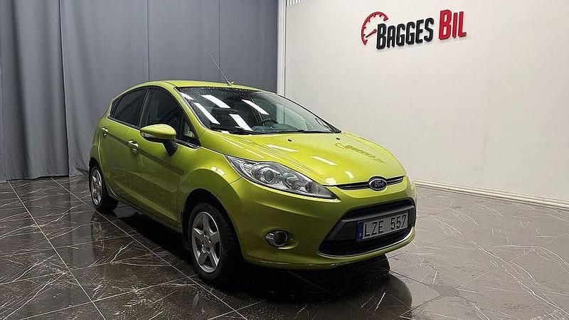 Grön Begagnad 2011 Ford Fiesta Halvkombi | 34 900 kr (Marknadspris) - Bild 1/4