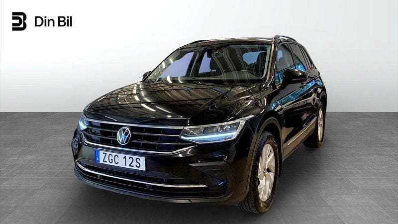 Svart Begagnad 2022 VW Tiguan Life SUV | 299 900 kr (Superpris) - Bild 1/4