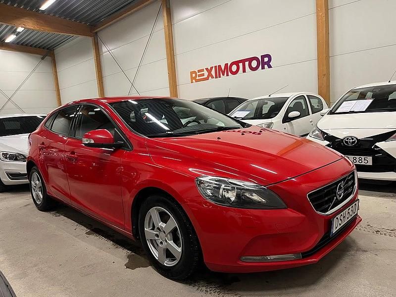 Begagnad Volvo V40 Kinetic 116 HK (85 kW) 2014 Röd Halvkombi