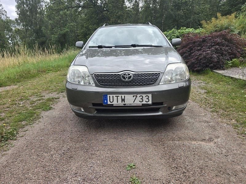 Grå Begagnad 2004 Toyota Corolla Kombi | 38 000 kr (Marknadspris) - Bild 1/4