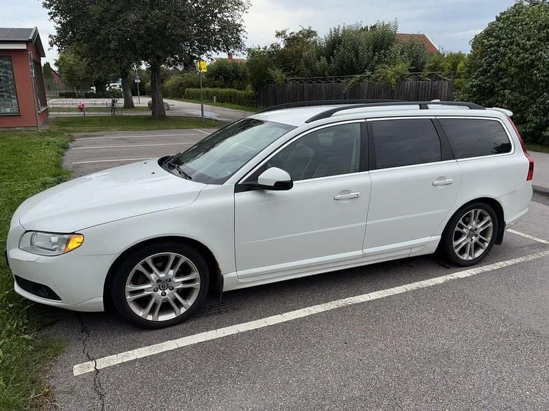 Vit Begagnad 2011 Volvo V70 Momentum Kombi | 49 000 kr (Bra pris) - Bild 1/4