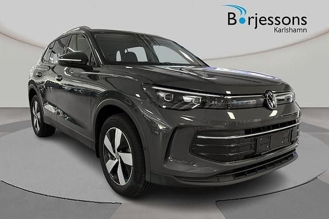 Mörkgrå Ny 2025 VW Tiguan Life SUV | 555 400 kr (Marknadspris) - Bild 1/4