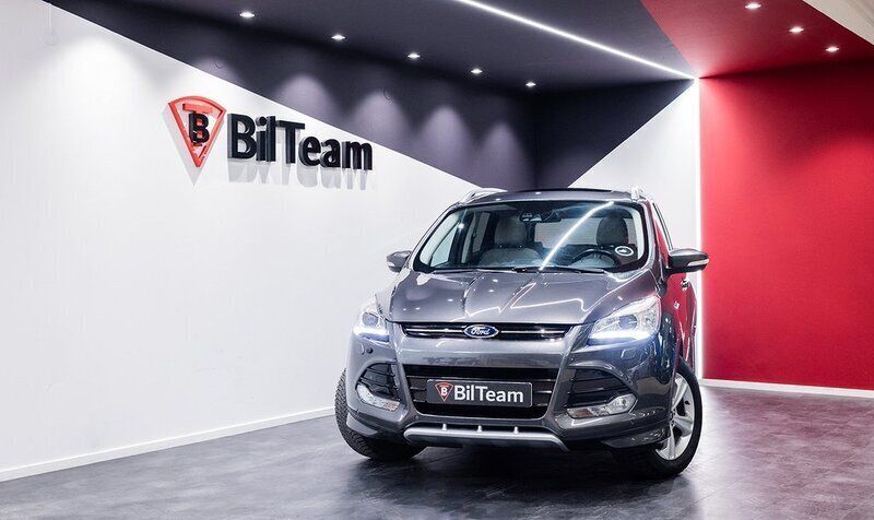 Grå Begagnad 2015 Ford Kuga Titanium SUV | 149 900 kr (Marknadspris) - Bild 1/4