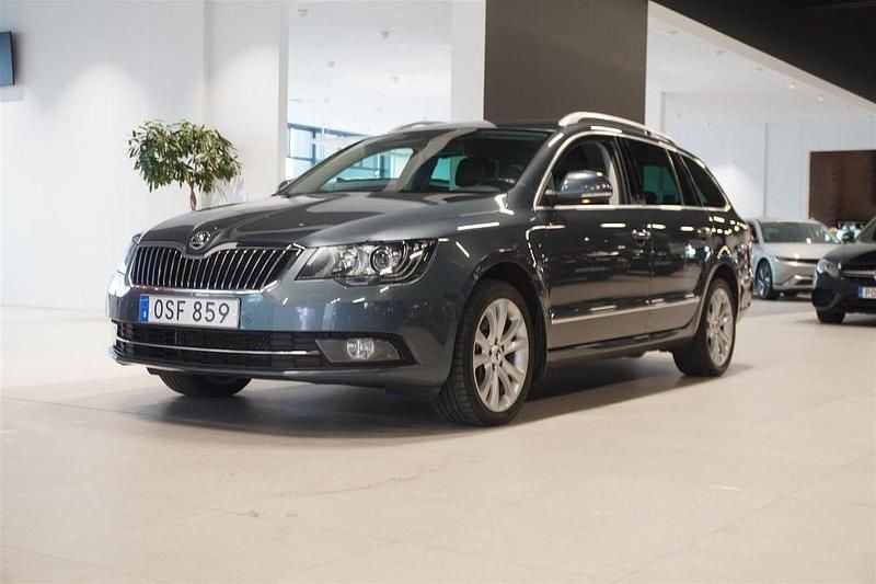 Grå Begagnad 2014 Skoda Superb Elegance Kombi | 149 800 kr (Dyr) - Bild 1/4