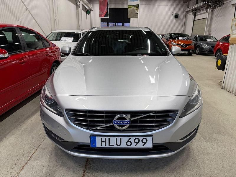 Silver Begagnad 2014 Volvo V60 Momentum Kombi | 139 000 kr (Marknadspris) - Bild 1/4
