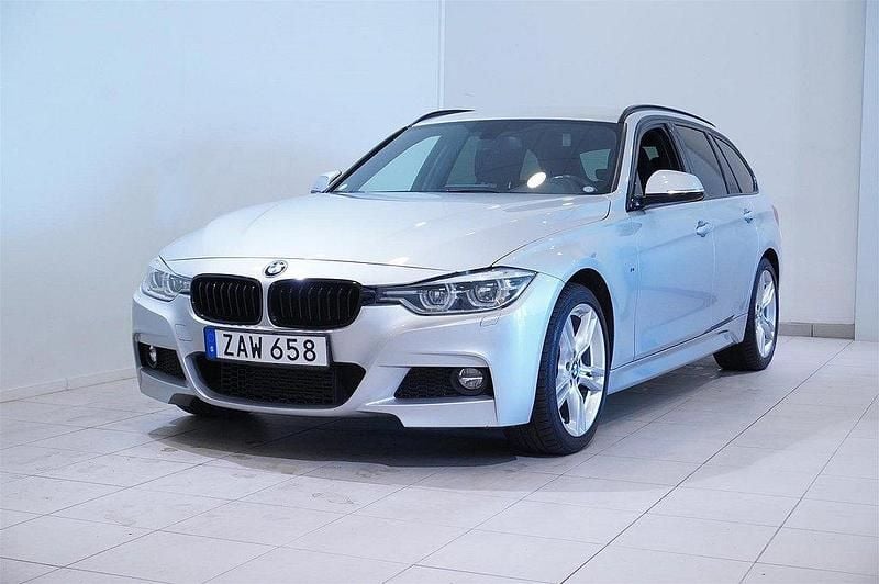 Silver (glaciärsilver metallic) Begagnad 2017 BMW 320 M Sport Kombi | 259 900 kr (Dyr) - Bild 1/4