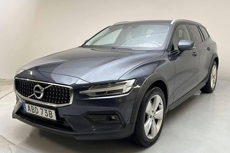 Mörkblå Begagnad 2020 Volvo V60 CC SE Kombi | 307 000 kr (Superpris) - Bild 1/4