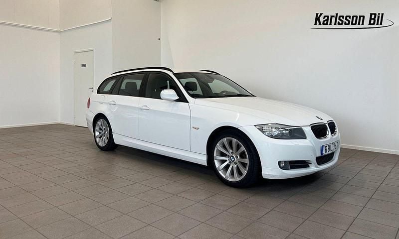 Vit Begagnad 2012 BMW 320 Kombi | 69 900 kr (Bra pris) - Bild 1/4